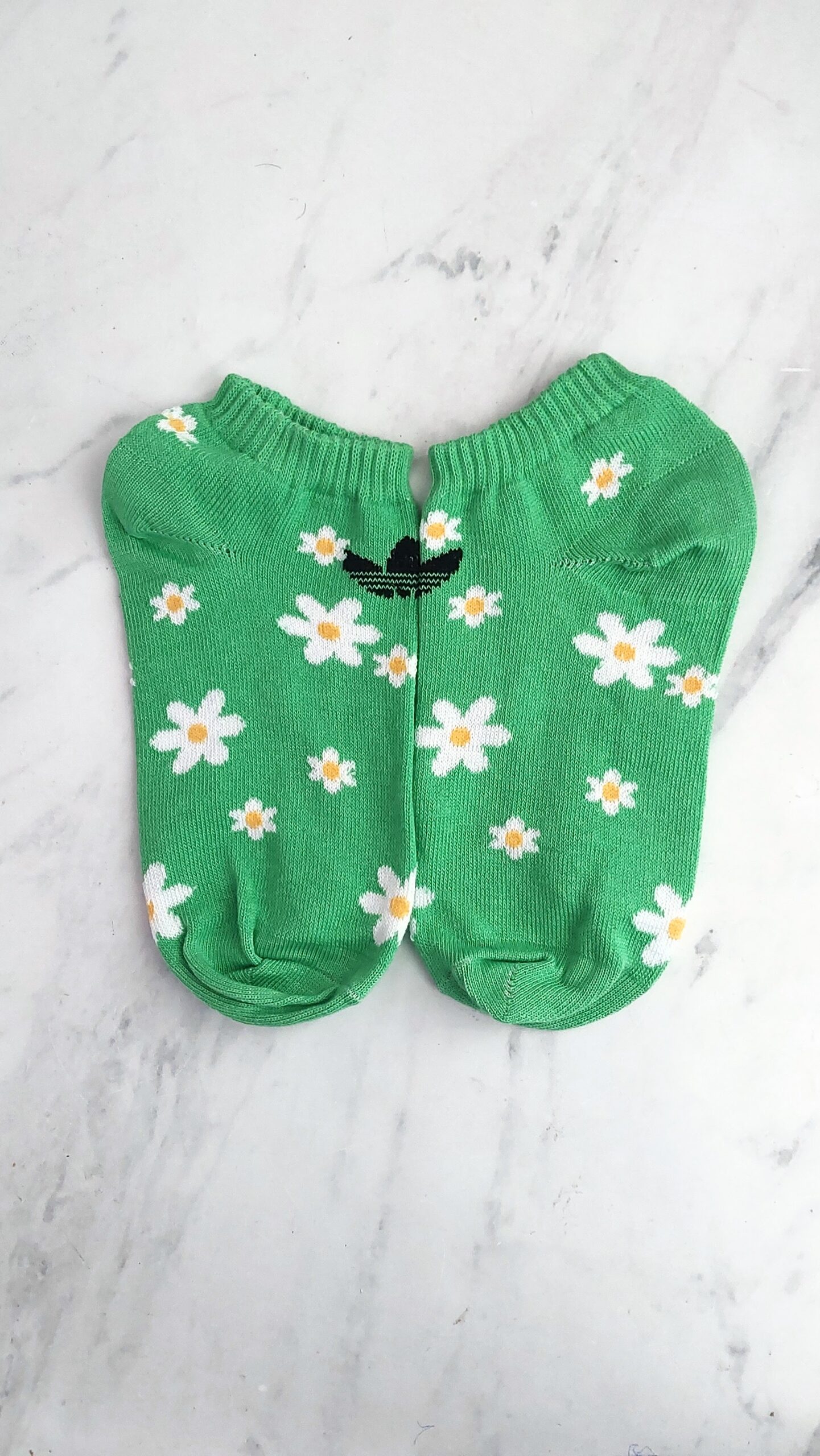 Adidas Margaritas fondo verde